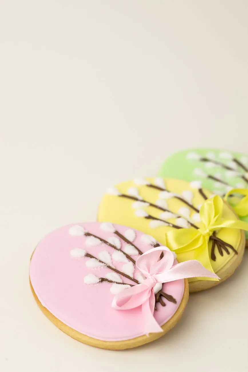 Pastel egg cookie with a bow